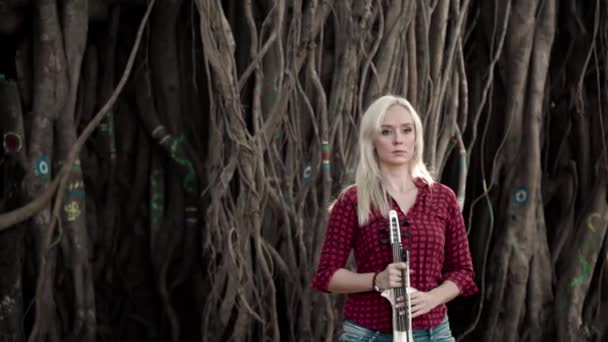 森の中で演奏する準備のバイオリニスト — ストック動画