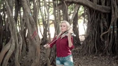 Genç müzisyen bir müzik aleti çalıyor.