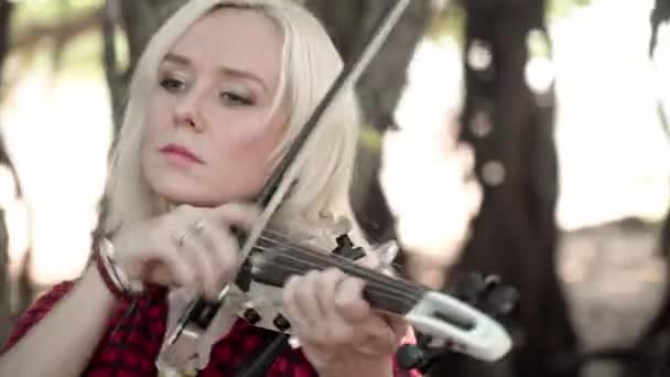 La fille jouant du violon en gros plan — Video
