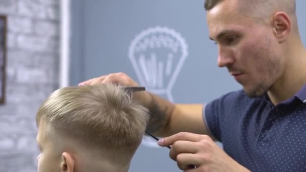 Il parrucchiere professionale taglia capelli di bambini — Video Stock