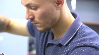 Profesyonel kuaför çocuğun saçını kesiyor.