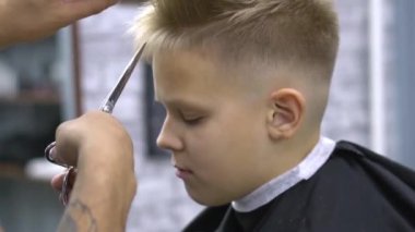 Çocuk profesyonel kuaföre geldi. Kapat.