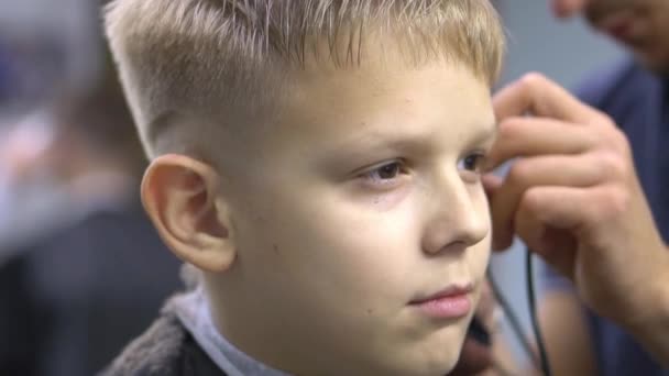 美容師が男の子を切り — ストック動画