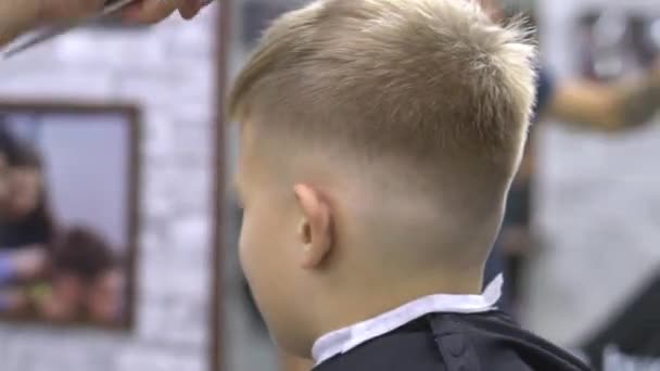 Il parrucchiere professionale taglia capelli di bambini — Video Stock