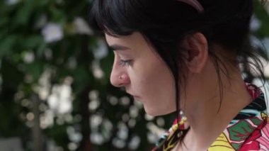 Kadın kahve içiyor. Kapat.