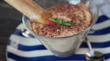 Şehir restoranında yemek.