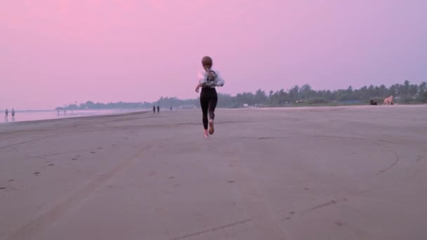 La donna cammina sulla spiaggia — Video Stock