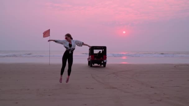 Donna sta ballando e correndo sulla spiaggia — Video Stock