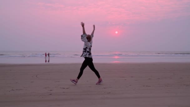 Donna godendo la vita sulla spiaggia — Video Stock