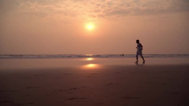 L'uomo cammina sulla spiaggia — Video Stock