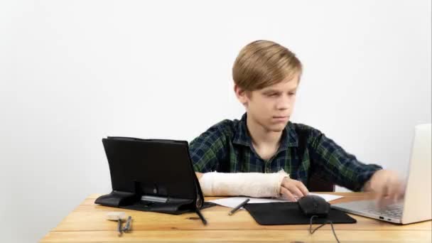 De jongen werkt aan de computer. Vervallen van de hyper — Stockvideo