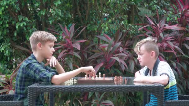 Dois campeões estão jogando xadrez — Vídeo de Stock
