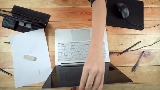 Jongen typt op de computer. — Stockvideo