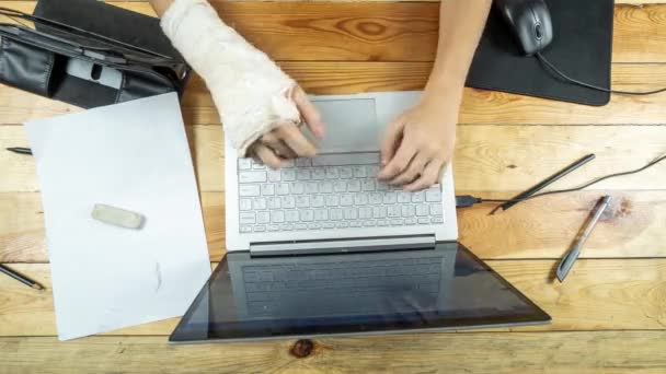 De jongen werkt aan de computer. Tijdsverloop — Stockvideo