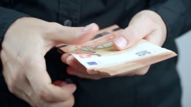 Banknotların yeniden sayımı. Kapat.