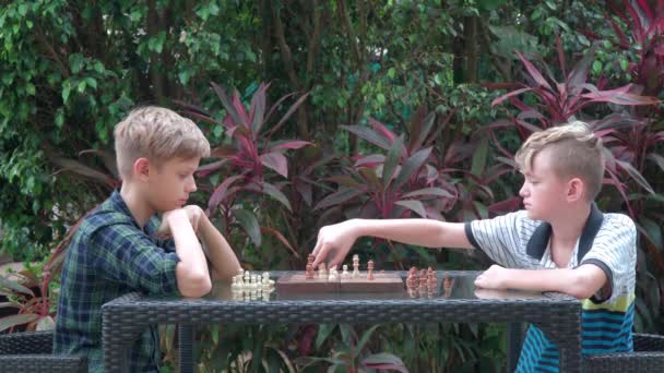 Δύο πρωταθλητές παίζουν σκάκι — Αρχείο Βίντεο