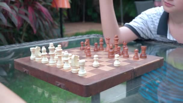 Chlapec trénuje šachy. — Stock video
