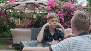 Erkekler satranç oynuyor.