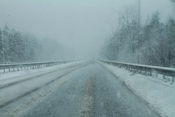 kışın karlı tehlike yol
