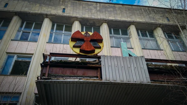 Радиационный знак в Припяти — стоковое фото