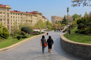 İnsanlar parkta yürüyor.