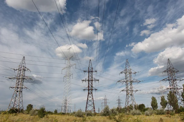 elektrik direkleri ve gökyüzü