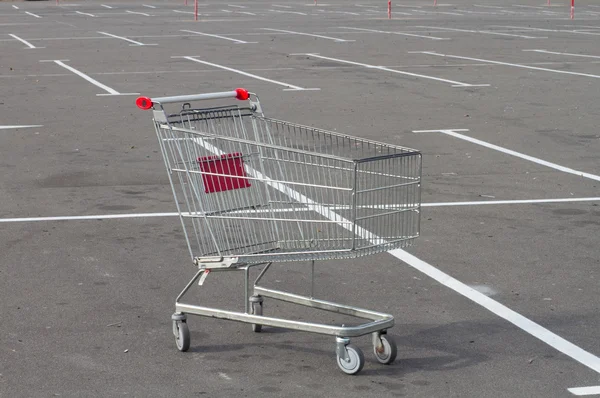 Koszyk pusty rynek na parkingu — Zdjęcie stockowe