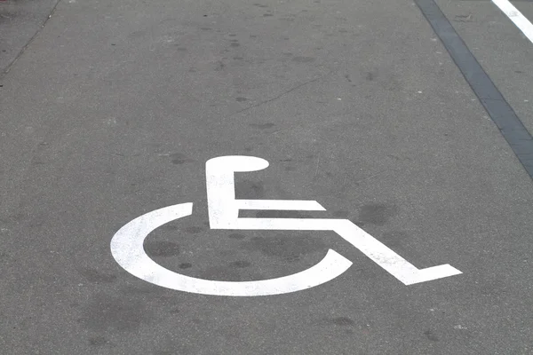 Signo inválido en el estacionamiento asfalto —  Fotos de Stock