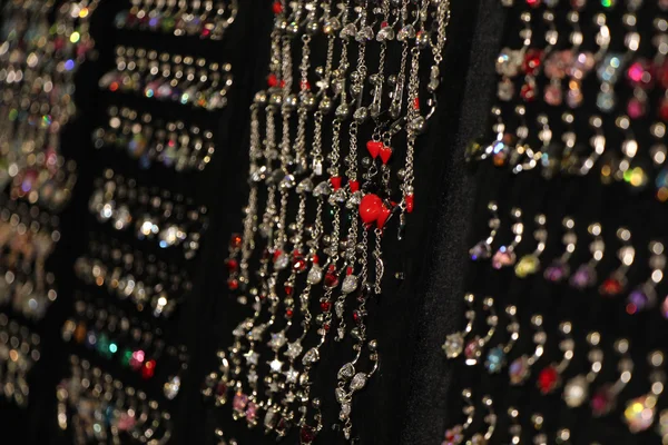 göbek piercing için küpe topluluğu