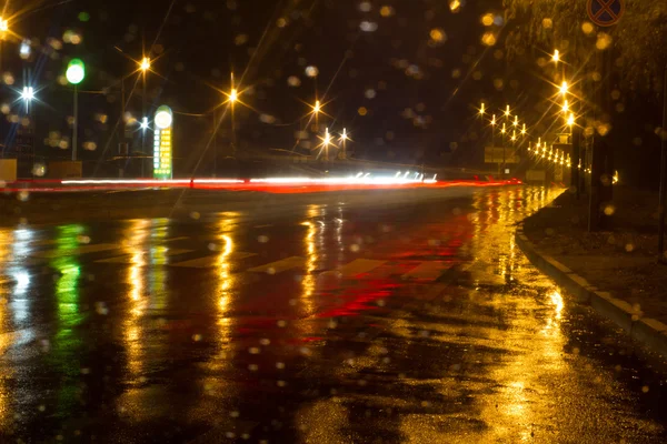 Yağmur uzun pozlama gece yolda