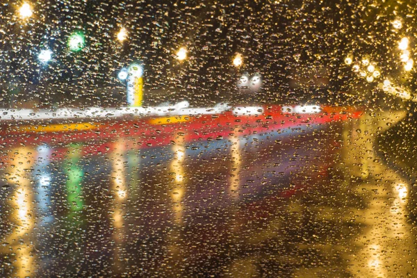 Gece yol yağmur altında 