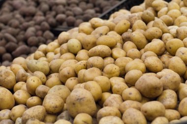 mağaza rafındaki siyah beyaz patates