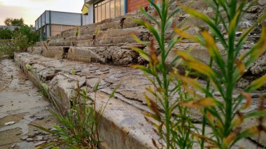 harabe şehrin ve merdiven