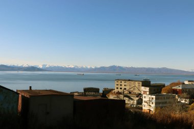 Arkasında dağlar olan eski bir ev..