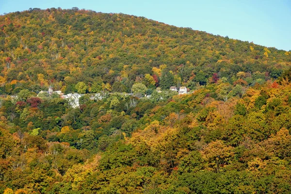 米国ペンシルベニア州ジム ソープの丘の近くの紅葉の印象的な色 — ストック写真