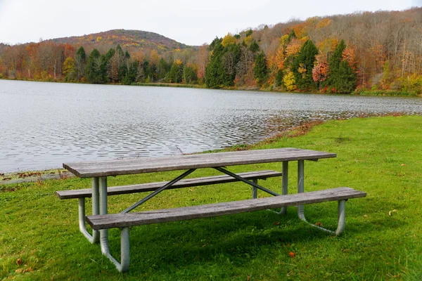 Piknikový Stůl Výhledem Podzimní Listí Poblíž Mount Pisgah State Park — Stock fotografie