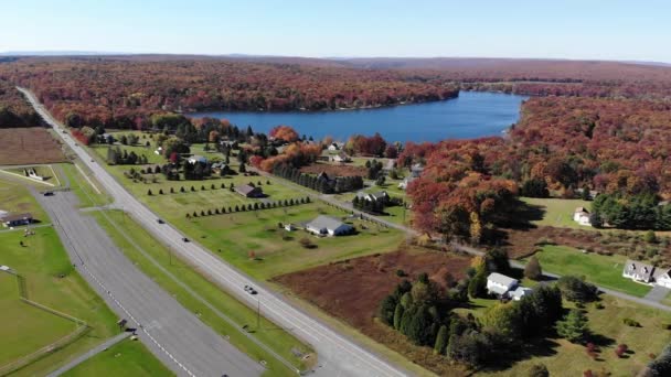 アメリカ ペンシルベニア州ジム ソープによる国道903号線の見事な紅葉の空中写真 — ストック動画