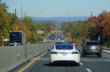 Allentown, Pennsylvania, ABD - 17 Ekim 2020 - 476 Güney otobanındaki trafik sonbahar yeşilliklerinin çarpıcı renklerine bakıyor