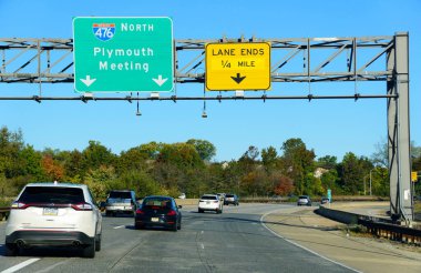 Medya, Pennsylvania, ABD - 17 Ekim 2020 - 476 Güney Otobanı 'ndaki sonbahar yeşilliklerine bakan trafiğin manzarası