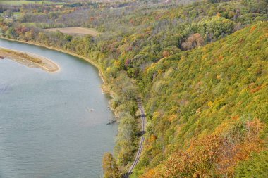 Wyalusing, Pennsylvania, ABD yakınlarındaki Susquehanna Nehri 'ndeki trenin hava görüntüsü çarpıcı bir sonbahar yeşilliği rengiyle çevrilidir.
