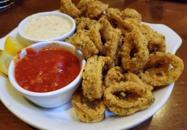 Soslu aperatif olarak kızarmış kalamar.