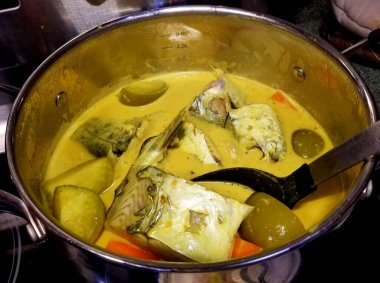 İspanyol uskumru ve domatesli baharatlı sarı köri.