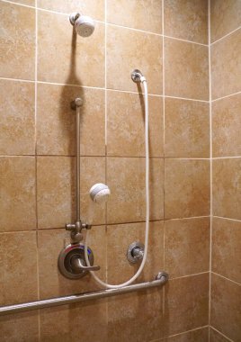 Williamsport, Pennsylvania, ABD - 17 Ekim 2020 - Duvarında engelli parmaklıkları ve kahverengi fayansları olan bir banyo