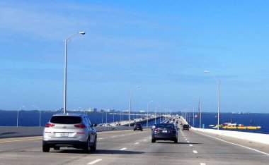 Tampa, Florida, ABD - 23 Ekim 2020 Howard Frankland Köprüsü 'ndeki St. Petersburg' a doğru olan trafiğin manzarası