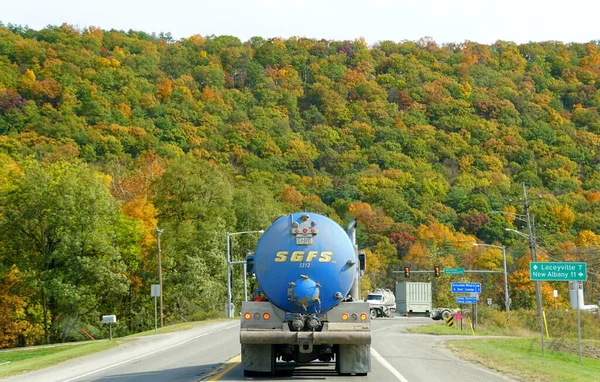 Wyalusing Pennsylvania October 2020 Truck Road Surrounded Striking Color Fall — Stock Photo, Image