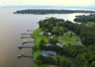 Newburg, Maryland, ABD yakınlarındaki özel rıhtımlı deniz manzaralı evler.