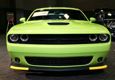 Wilmington, Delaware, ABD - 6 Ekim 2019 - Yepyeni 2020 Dodge Challenger SRT Hellcat Sublime Green Edition 'ın ön görüntüsü
