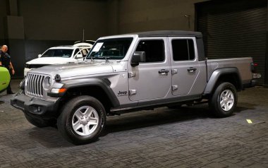 Wilmington, Delaware, ABD - 6 Ekim 2019 2020 Jeep Gladyatör 4X4 kamyonunun gümüş rengi