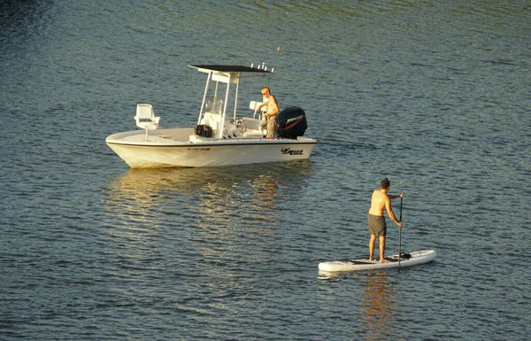 Tampa Florida Eua Setembro 2019 Pescador Barco Homem Prancha — Fotografia de Stock