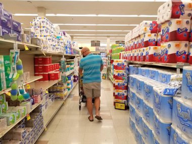 Wilmington, Delaware, ABD - 10 Kasım 2020 Tuvalet kağıdı ve kağıt havlularla dolu bir ada